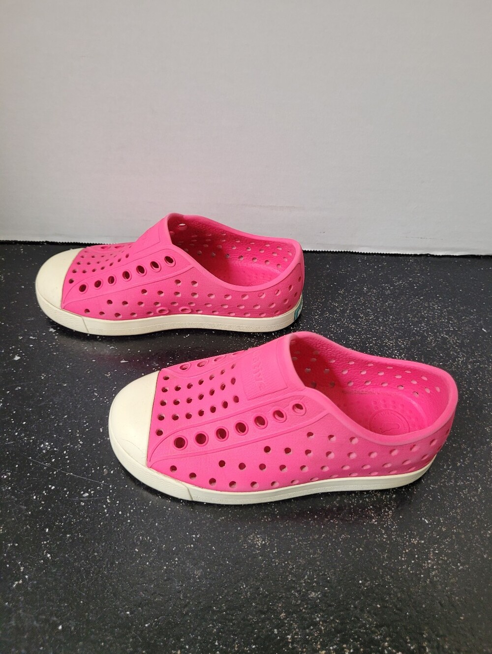 Native Jefferson Slip-On Kids Shoes in Pink and Off White - Picture 6 of 10